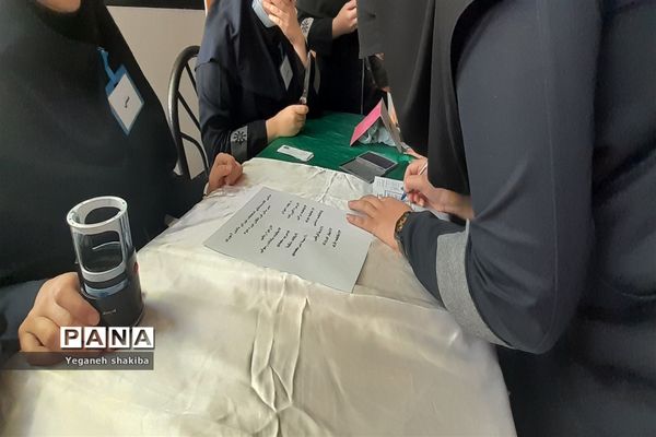 جشن روز دانش‌آموز و انتخابات شورای دانش‌آموزی در دبیرستان فرزانگان دوره دوم شهرستان اسفراین