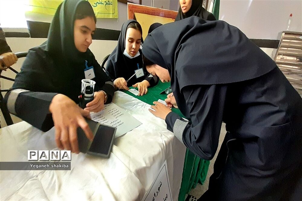 جشن روز دانش‌آموز و انتخابات شورای دانش‌آموزی در دبیرستان فرزانگان دوره دوم شهرستان اسفراین