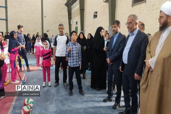 حضور مدیرکل آموزش و پرورش استان فارس در بین دانش‌آموزان ورزشکار شهرستان سروستان