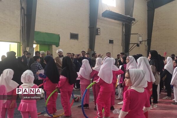 حضور مدیرکل آموزش و پرورش استان فارس در بین دانش‌آموزان ورزشکار شهرستان سروستان
