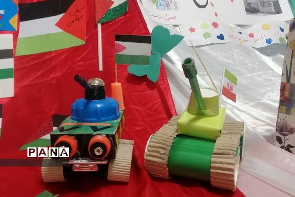 نمایشگاه دست سازه‌های استکبارستیزی، در دبستان پسرانه حضرت رسول اکرم شهرستان پردیس