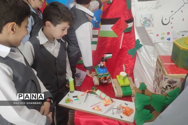 نمایشگاه دست سازه‌های استکبارستیزی، در دبستان پسرانه حضرت رسول اکرم شهرستان پردیس