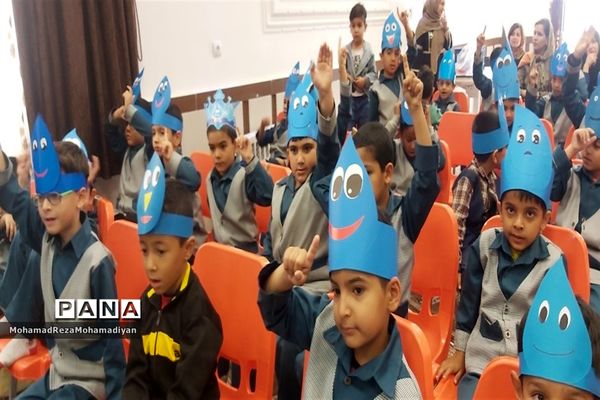 برگزاری جشن آب در دبستان شاهد آقا مصطفی خمینی (ره)کاشمر