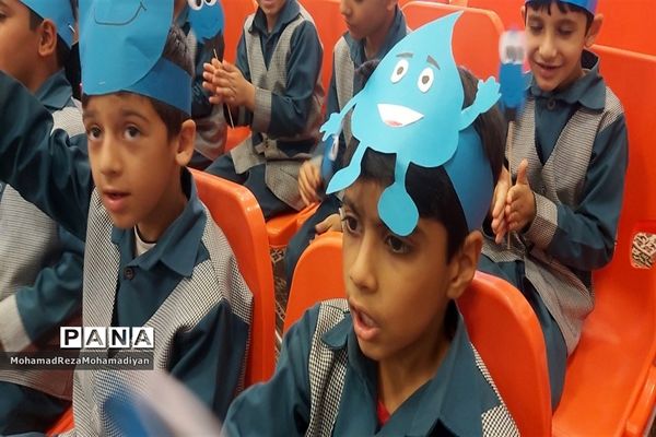 برگزاری جشن آب در دبستان شاهد آقا مصطفی خمینی (ره)کاشمر