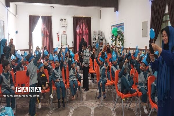 برگزاری جشن آب در دبستان شاهد آقا مصطفی خمینی (ره)کاشمر