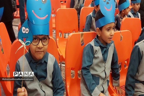 برگزاری جشن آب در دبستان شاهد آقا مصطفی خمینی (ره)کاشمر