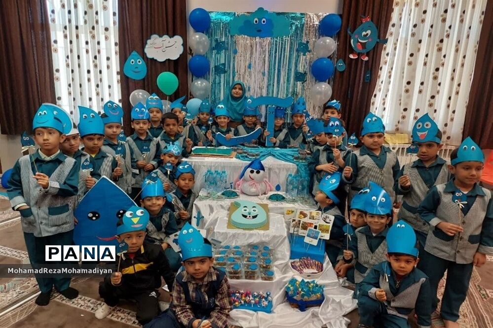 برگزاری جشن آب در دبستان شاهد آقا مصطفی خمینی (ره)کاشمر