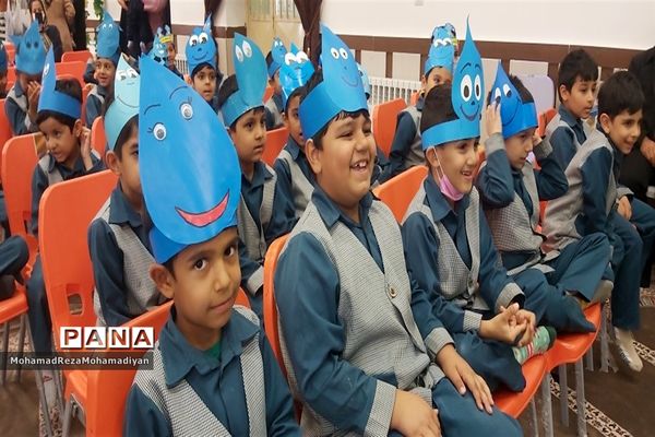 برگزاری جشن آب در دبستان شاهد آقا مصطفی خمینی (ره)کاشمر
