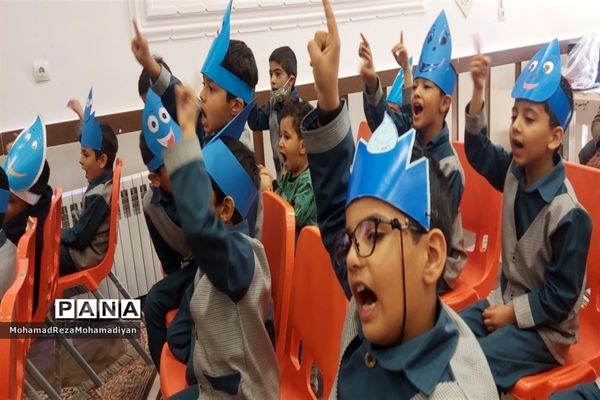 برگزاری جشن آب در دبستان شاهد آقا مصطفی خمینی (ره)کاشمر