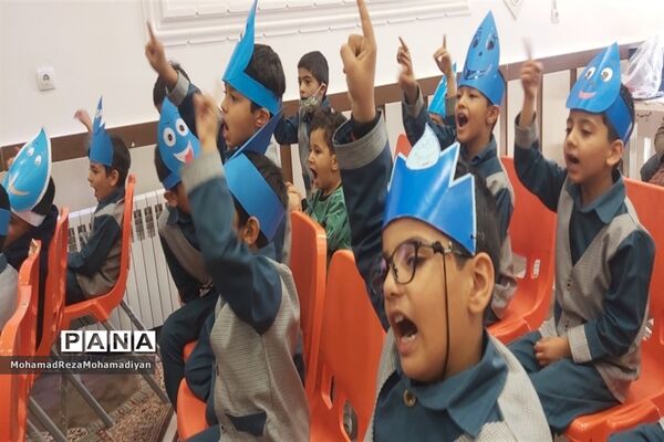 برگزاری جشن آب در دبستان شاهد آقا مصطفی خمینی (ره)کاشمر