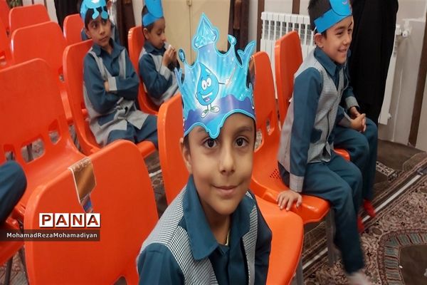برگزاری جشن آب در دبستان شاهد آقا مصطفی خمینی (ره)کاشمر