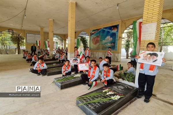 میثاق دانش‌آموزان ناحیه دو شیراز با شهدا به‌مناسبت هفته بسیج دانش آموزی