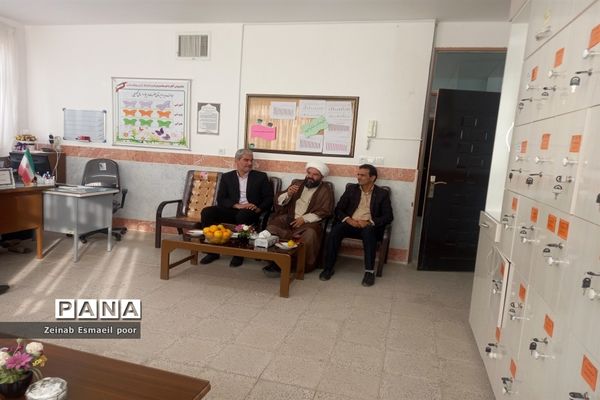 دیدار نماینده ترشیز با دانش‌آموزان دبیرستان حضرت مریم شهرستان کاشمر