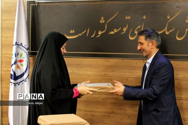 آیین تجلیل از نو معلمان ابتدایی ناحیه یک بهارستان