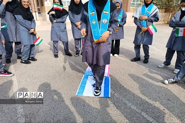 گرامیداشت روز دانش‌آموز در دبیرستان حضرت خدیجه (س) قم