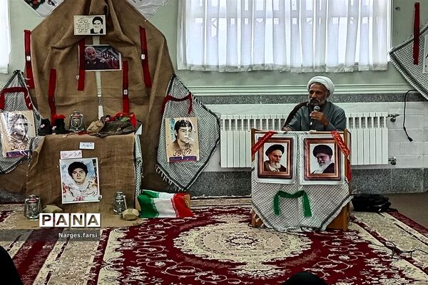 گرامیداشت روز دانش‌آموز در دبیرستان حضرت خدیجه (س) قم