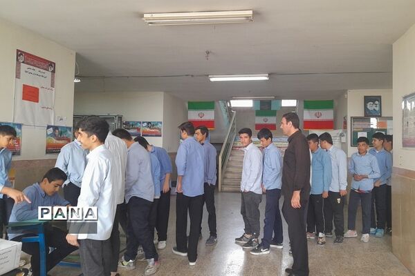 شور و اشتیاق دانش‌آموزان ناحیه دو ری در  انتخابات شورای دانش‌آموزی