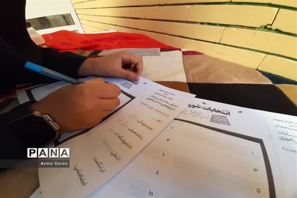 انتخابات شورای دانش‌آموزی در دبیرستان حضرت زینب(س) ناحیه سه