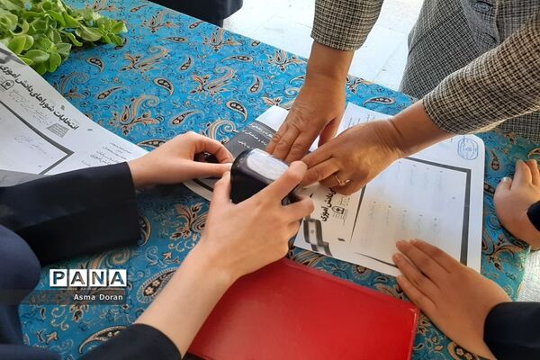 انتخابات شورای دانش‌آموزی در دبیرستان حضرت زینب(س) ناحیه سه