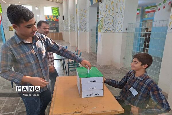 انتخابات شوراهای دانش‌آموزی در دبیرستان شهید مفتح پایگاه دریایی  بوشهر