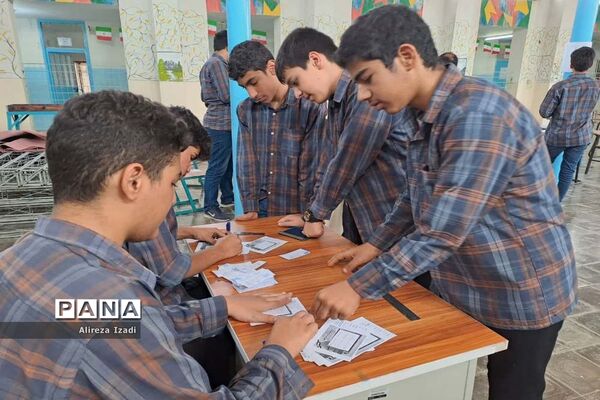 انتخابات شوراهای دانش‌آموزی در دبیرستان شهید مفتح پایگاه دریایی  بوشهر