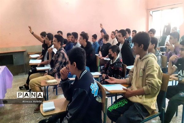 برگزاری کارگاه آموزش خبرنویسی ویژه دانش‌آموز خبرنگاران پسر در کانون شهدای فرهنگی ملارد