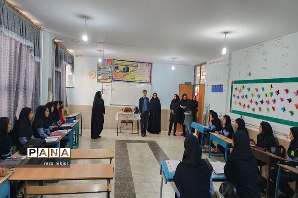 نمایشگاه دست سازه‌های هنرستان هنرهای زیبا ناحیه یک بهارستان