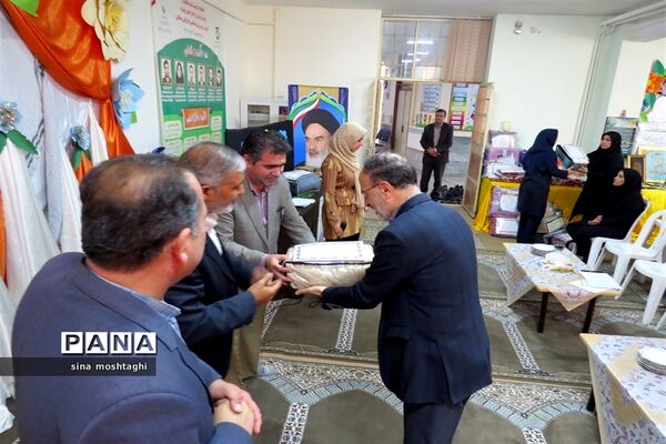 تجلیل از مربیان مدرسه استثنایی نسترن شهرستان بجنورد استان خراسان شمالی
