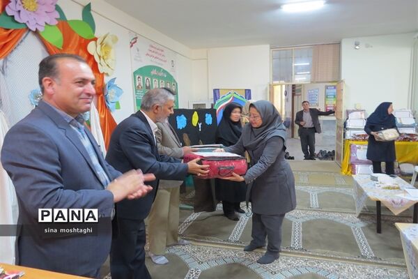 تجلیل از مربیان مدرسه استثنایی نسترن شهرستان بجنورد استان خراسان شمالی