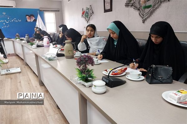 جلسه آشنایی دانش‌آموزان خبرنگار با خبرنویسی