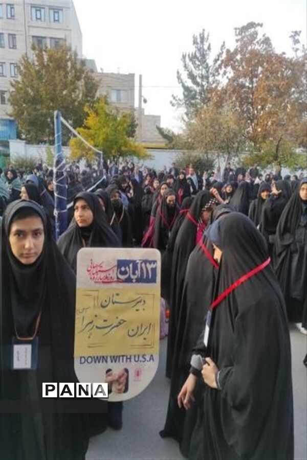 مراسم بدرقه و اعزام ۴۰۰ دانش‌آموز منطقه ۴ شهر تهران به اردوی راهیان نور