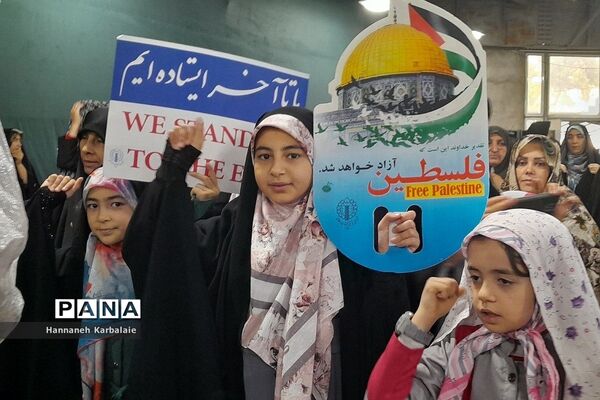 برگزاری نماز جمعه با حضور ویژه فرهنگیان و دانش‌آموزان در مصلی بزرگ امام خمینی بهارستان دو
