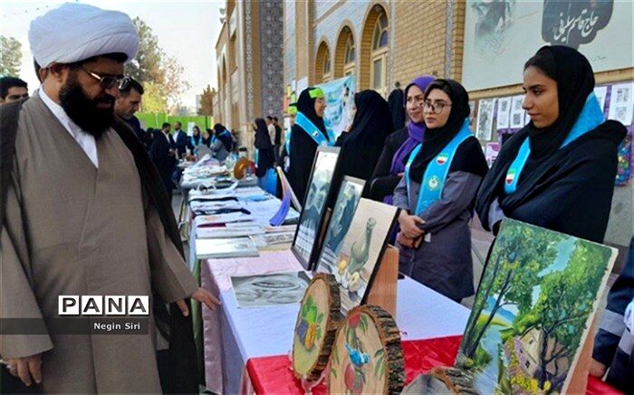 بازدید مدیرکل آموزش و پرورش شهرستان‌های تهران از نمایشگاه دستاوردهای علمی هنری دانش‌آموزان پاکدشت /فیلم
