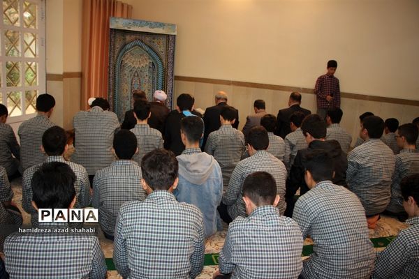 نشست نماینده ولی فقیه در مازندران با دانش‌آموزان دبیرستان سمپاد ساری