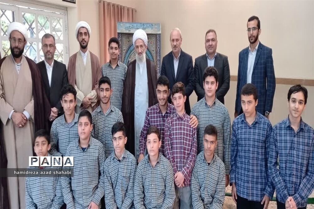 نشست نماینده ولی فقیه در مازندران با دانش‌آموزان دبیرستان سمپاد ساری
