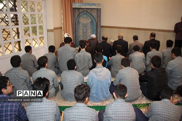 نشست نماینده ولی فقیه در مازندران با دانش‌آموزان دبیرستان سمپاد ساری