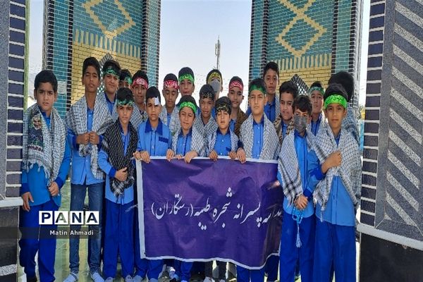 حضور پر شور دانش‌آموزان در نماز جمعه پارسیان