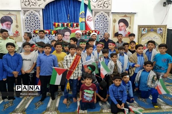 حضور پر شور دانش‌آموزان در نماز جمعه پارسیان