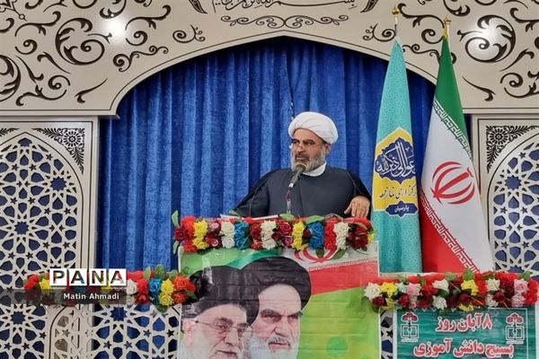 حضور پر شور دانش‌آموزان در نماز جمعه پارسیان