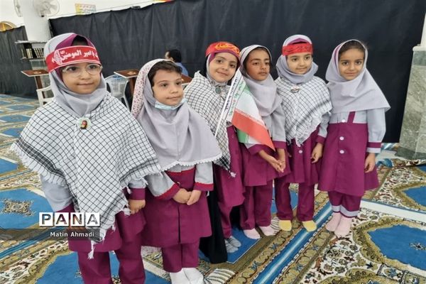 حضور پر شور دانش‌آموزان در نماز جمعه پارسیان