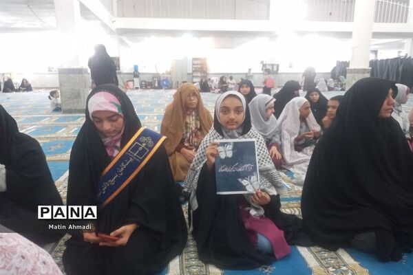 حضور پر شور دانش‌آموزان در نماز جمعه پارسیان