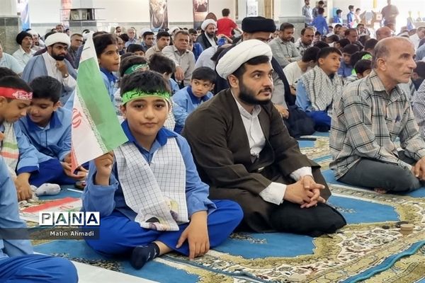 حضور پر شور دانش‌آموزان در نماز جمعه پارسیان