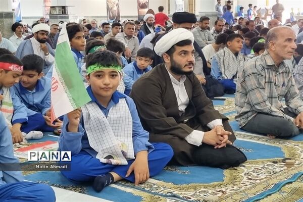 حضور پر شور دانش‌آموزان در نماز جمعه پارسیان