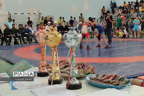رقابت های کشتی آزاد چند جانبه به میزبانی شهرستان حاجی آباد