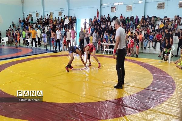 رقابت های کشتی آزاد چند جانبه به میزبانی شهرستان حاجی آباد