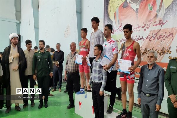 رقابت های کشتی آزاد چند جانبه به میزبانی شهرستان حاجی آباد