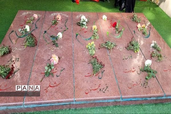 غبار روبی مزار شهدا در آستانه روز دانش‌آموز در مصلی کرج