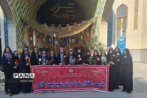 غبار روبی مزار شهدا در آستانه روز دانش‌آموز در مصلی کرج