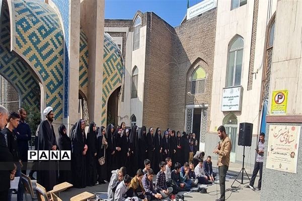 غبار روبی مزار شهدا در آستانه روز دانش‌آموز در مصلی کرج