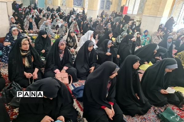 غبار روبی مزار شهدا در آستانه روز دانش‌آموز در مصلی کرج